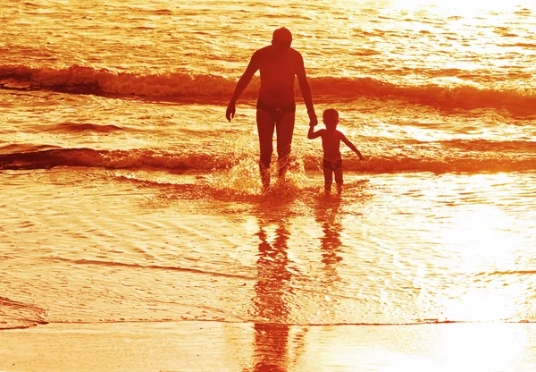 Ο πατέρας με το γιο του στο φως του ήλιου — Φωτογραφία Αρχείου