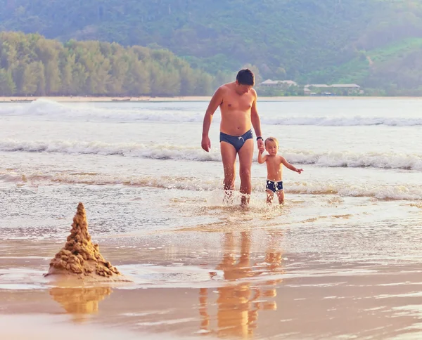 Padre con figlio al sole — Foto Stock