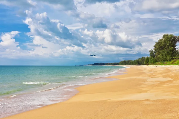Avión volando a exótica playa tropical — Foto de Stock