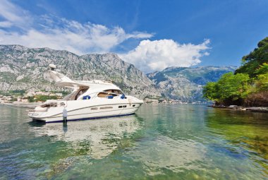 Rıhtımın sürat teknesi