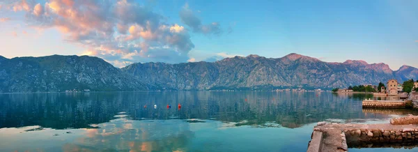 Belle vue sur la montagne et la mer — Photo