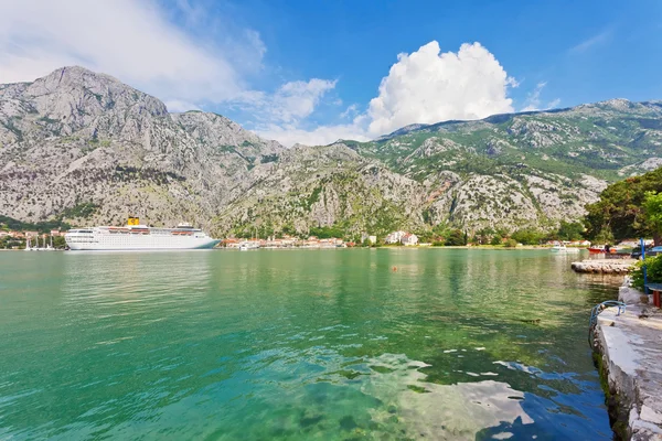 Tourist white cruise sea liner is sailing on the mountain backgr — Stock Photo, Image