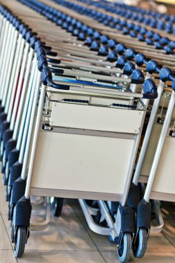 arabaları havaalanında dizilmiş