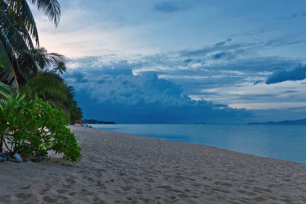 Noite na praia tropical. Phuket. Tailândia — Fotografia de Stock