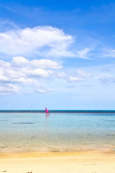 Båt med rosa segel i havet — Stockfoto