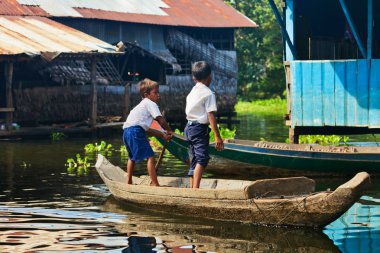 Kimliği belirsiz bir erkek Tonle Sap Gölde yüzen bir teknede 