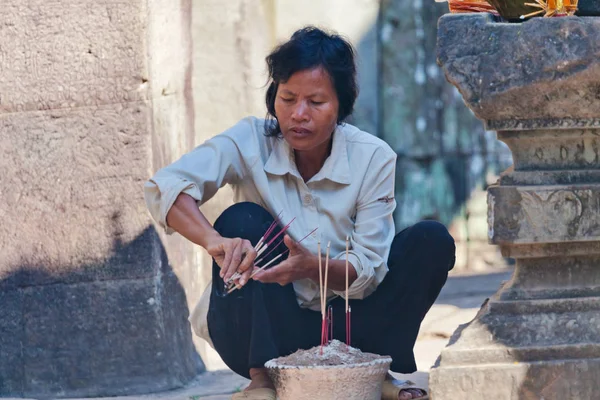 Cambodian woman prays — Stock Photo, Image