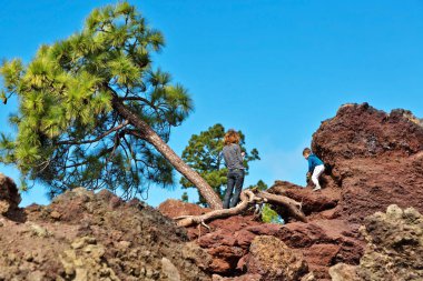 Anne ve oğlu dağın tepesine