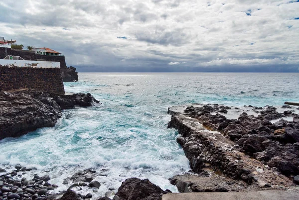 Black stonesl beach under gloomy sky — Stock Photo, Image