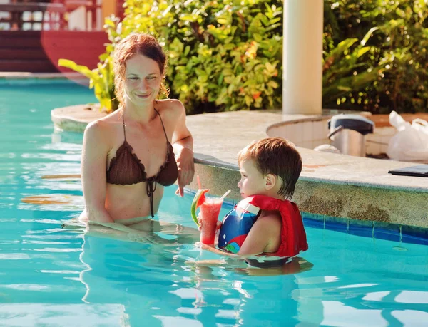 Mãe com o filho na piscina — Fotografia de Stock