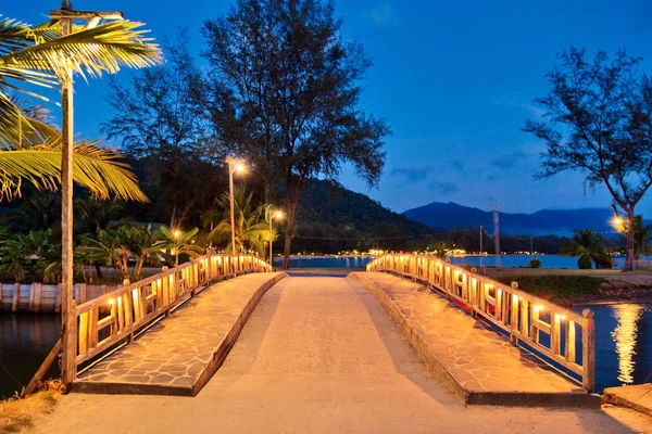 Piccolo ponte illuminato sul fiume — Foto Stock