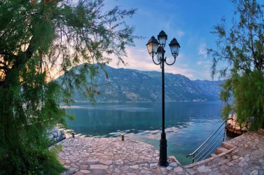 Sahil deniz ve dağ ile