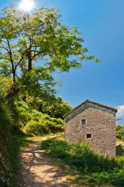 Dağlarda eski bir ev