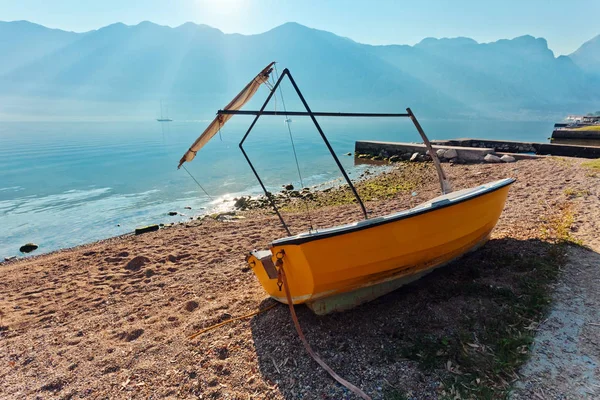 Barca in spiaggia la mattina presto — Foto Stock