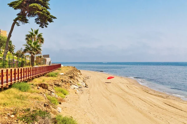 Ombrellone solitario sulla spiaggia — Foto Stock