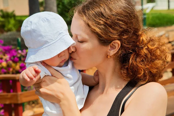 Csókolózás baba anya — Stock Fotó
