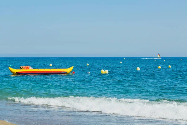 Barco de banana perto da praia — Fotografia de Stock