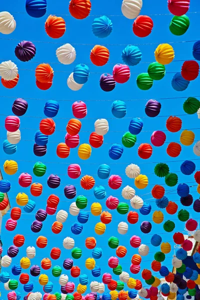 Lanternas de papel no fundo do céu azul — Fotografia de Stock