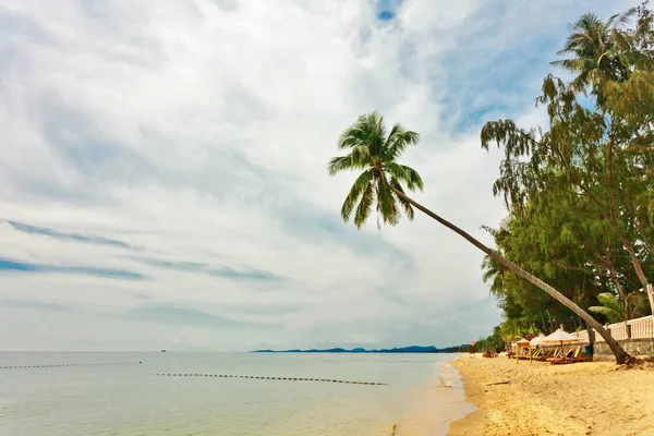 Exotische tropische strand onder de clody hemel — Stockfoto