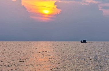 gün batımında denize 