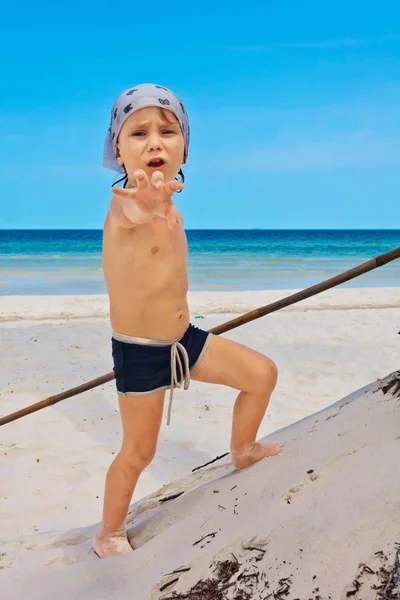 Liten pojke spelar på stranden — Stockfoto