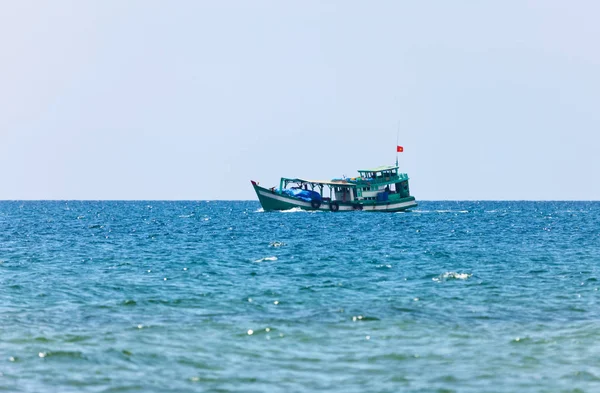 Barco en el mar tropical. — Foto de Stock