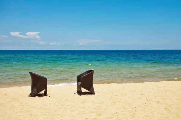 Cadeiras de sol na praia — Fotografia de Stock