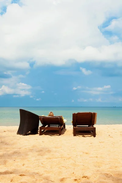 Cadeiras de sol na praia — Fotografia de Stock