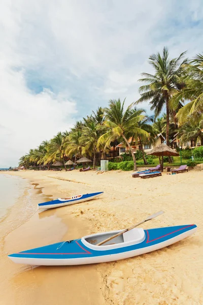 Kayaks at the tropical beach — Stock Photo, Image