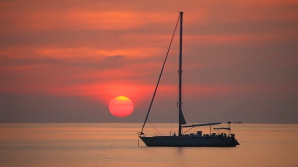 Яхта на красивом фоне заката — стоковое видео