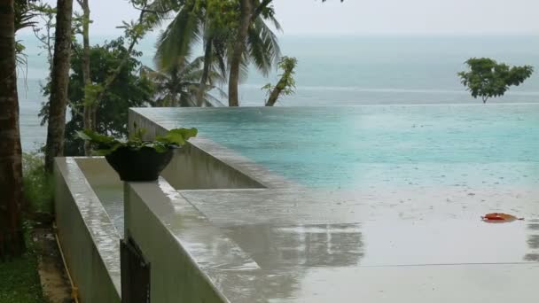 游泳池在多雨的天气. — 图库视频影像