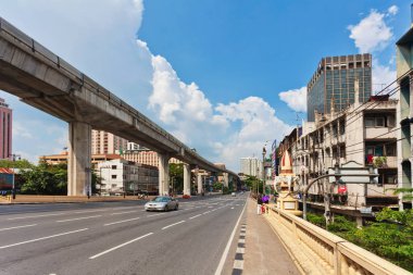 Aut Bangk Merkez caddeleri üzerinde otomobil trafik