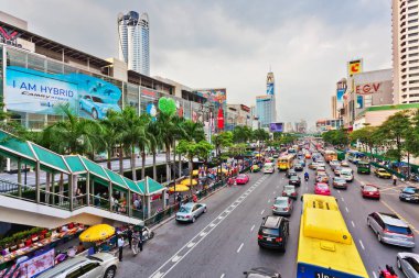 Bangkok Merkezi caddeleri üzerinde otomobil trafik