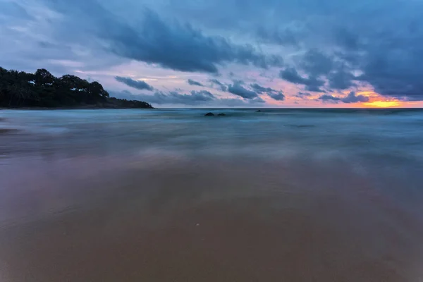 Sombere tropische zonsondergang — Stockfoto