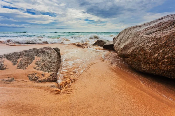 Playa tropical bajo un cielo sombrío —  Fotos de Stock