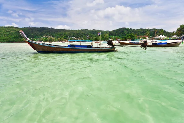 Barche nel mare tropicale — Foto Stock