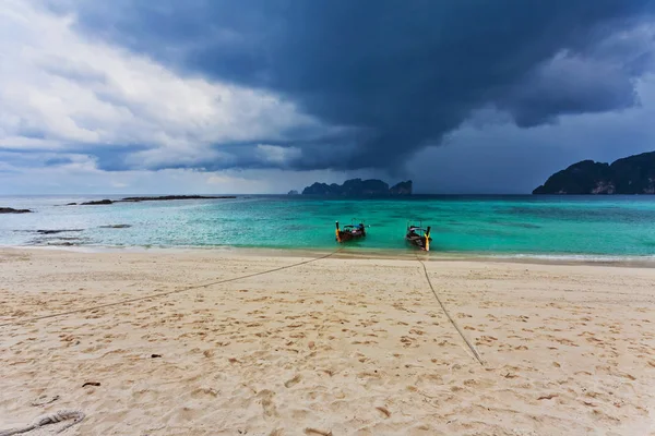 Barcos en el mar tropical bajo un cielo sombrío y dramático —  Fotos de Stock