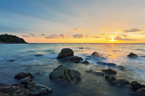 Vista tropical do pôr-do-sol — Fotografia de Stock