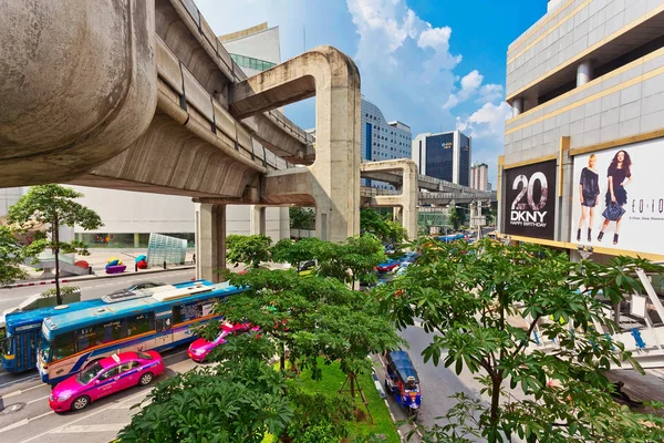 Automobilový provoz na jednom z centrálních ulicích Bangkoku — Stock fotografie