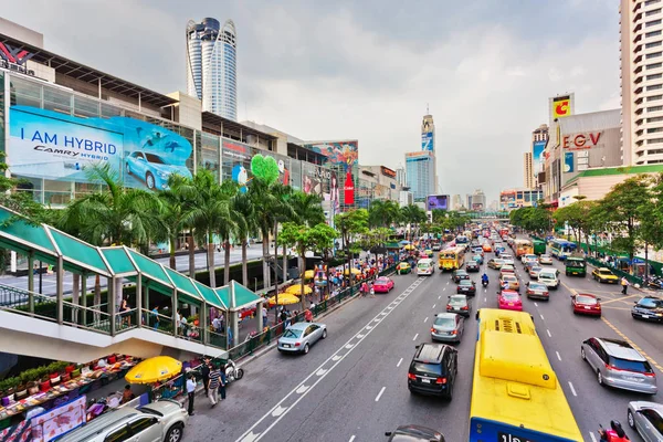 Autoverkeer op één van de centrale straten van Bangkok — Stockfoto