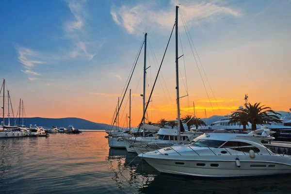 Vitorlás hajók on sunset Marina. — Stock Fotó