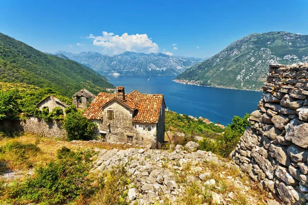 Vecchia casa in montagna — Foto Stock