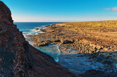 Deniz ve kayalıklarla 