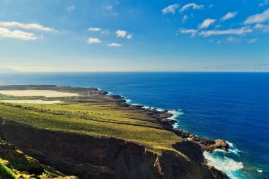 Deniz ve kayalıklarla 