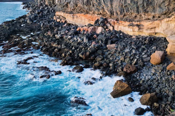 Widok na morze i fale rozbijające się na skałach — Zdjęcie stockowe