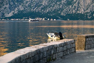  gün batımında denize sürat teknesi 