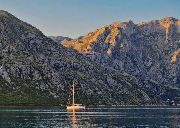 Jacht op zee — Stockfoto