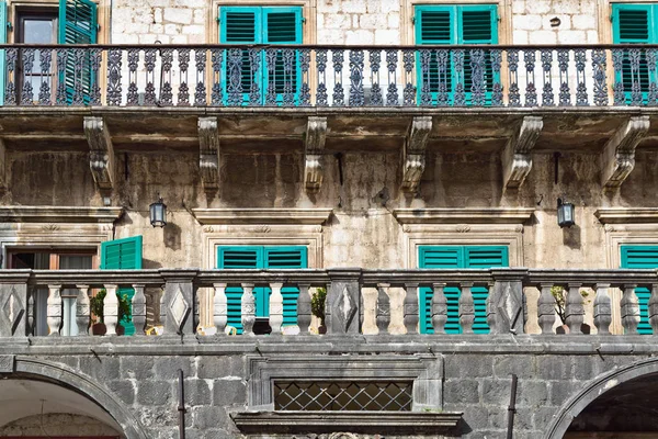 Parede velha com porta e janelas — Fotografia de Stock