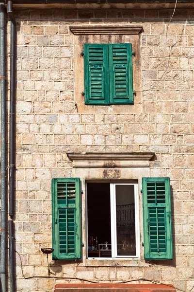 Ancien mur avec fenêtres — Photo