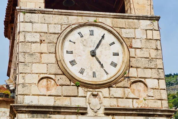 Часовая башня в старом городе Котор — стоковое фото